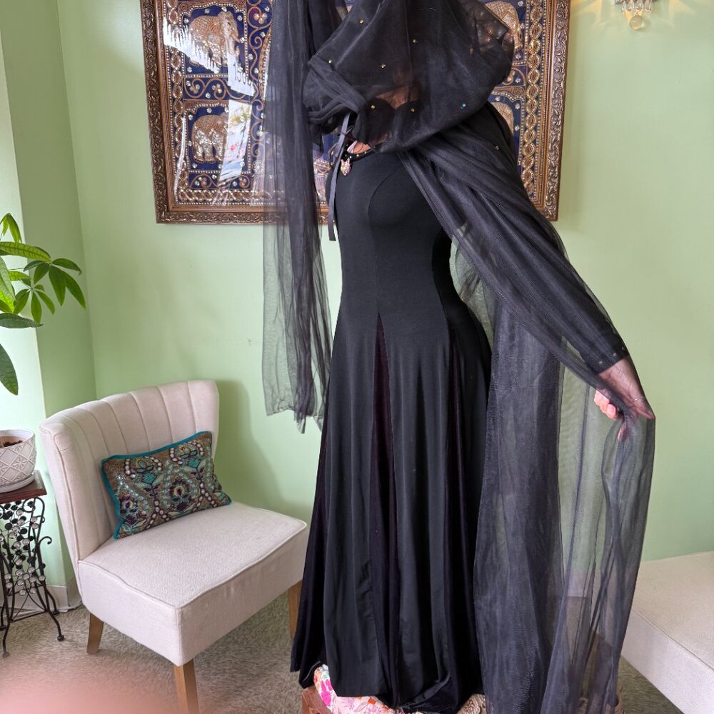 COSPLAY/HALLOWEEN  COSTUME WITH FLOOR LENGTH TULLE HOODED CAPE